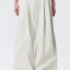 Pantalones chinos holgados de sarga plisada Otis – Beige claro Pantalones chinos holgados de sarga plisada Otis – Beige claro