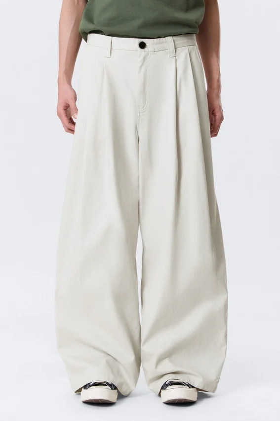 Pantalones chinos holgados de sarga plisada Otis – Beige claro Pantalones chinos holgados de sarga plisada Otis – Beige claro