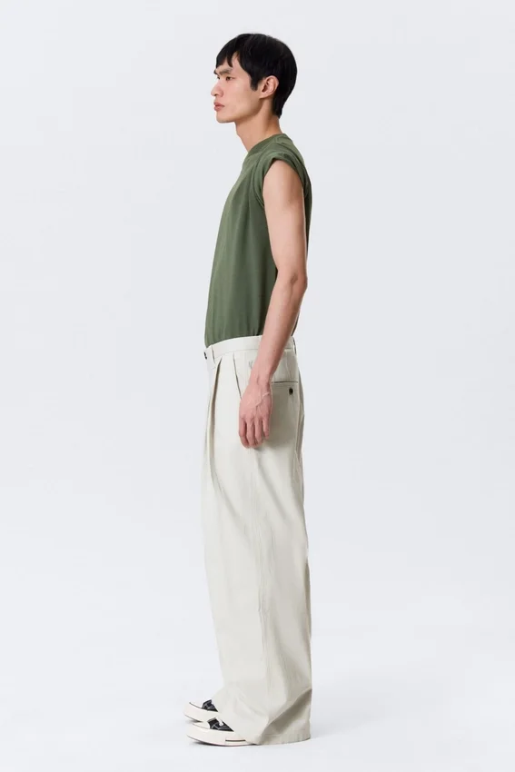 Pantalones chinos holgados de sarga plisada Otis – Beige claro Pantalones chinos holgados de sarga plisada Otis – Beige claro