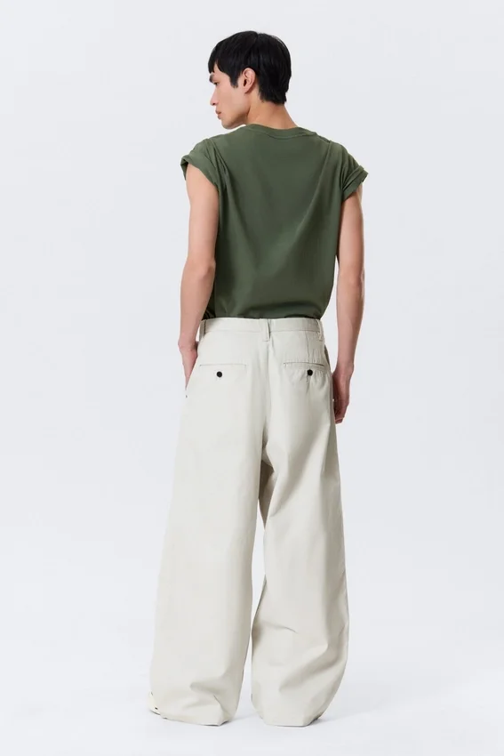 Pantalones chinos holgados de sarga plisada Otis – Beige claro Pantalones chinos holgados de sarga plisada Otis – Beige claro