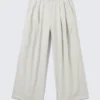 Pantalones chinos holgados de sarga plisada Otis – Beige claro Pantalones chinos holgados de sarga plisada Otis – Beige claro