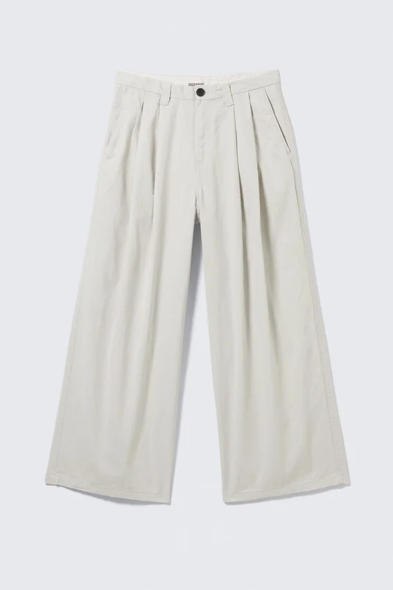 Pantalones chinos holgados de sarga plisada Otis – Beige claro Pantalones chinos holgados de sarga plisada Otis – Beige claro