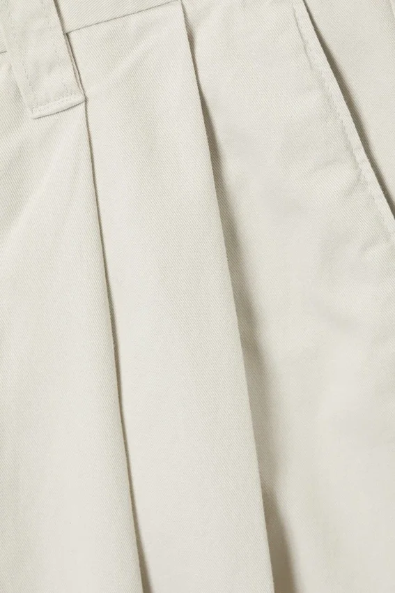 Pantalones chinos holgados de sarga plisada Otis – Beige claro Pantalones chinos holgados de sarga plisada Otis – Beige claro