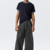 Pantalones chinos holgados de sarga plisada Otis – Gris oscuro Pantalones chinos holgados de sarga plisada Otis – Gris oscuro