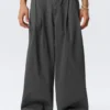 Pantalones chinos holgados de sarga plisada Otis – Gris oscuro Pantalones chinos holgados de sarga plisada Otis – Gris oscuro