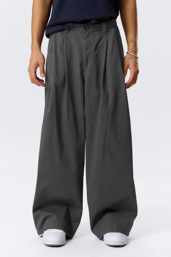 Pantalones chinos holgados de sarga plisada Otis – Gris oscuro Pantalones chinos holgados de sarga plisada Otis – Gris oscuro