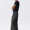 Pantalones chinos holgados de sarga plisada Otis – Gris oscuro Pantalones chinos holgados de sarga plisada Otis – Gris oscuro