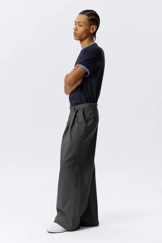 Pantalones chinos holgados de sarga plisada Otis – Gris oscuro Pantalones chinos holgados de sarga plisada Otis – Gris oscuro