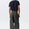 Pantalones chinos holgados de sarga plisada Otis – Gris oscuro Pantalones chinos holgados de sarga plisada Otis – Gris oscuro