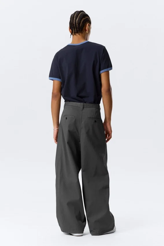 Pantalones chinos holgados de sarga plisada Otis – Gris oscuro Pantalones chinos holgados de sarga plisada Otis – Gris oscuro