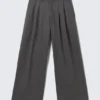 Pantalones chinos holgados de sarga plisada Otis – Gris oscuro Pantalones chinos holgados de sarga plisada Otis – Gris oscuro