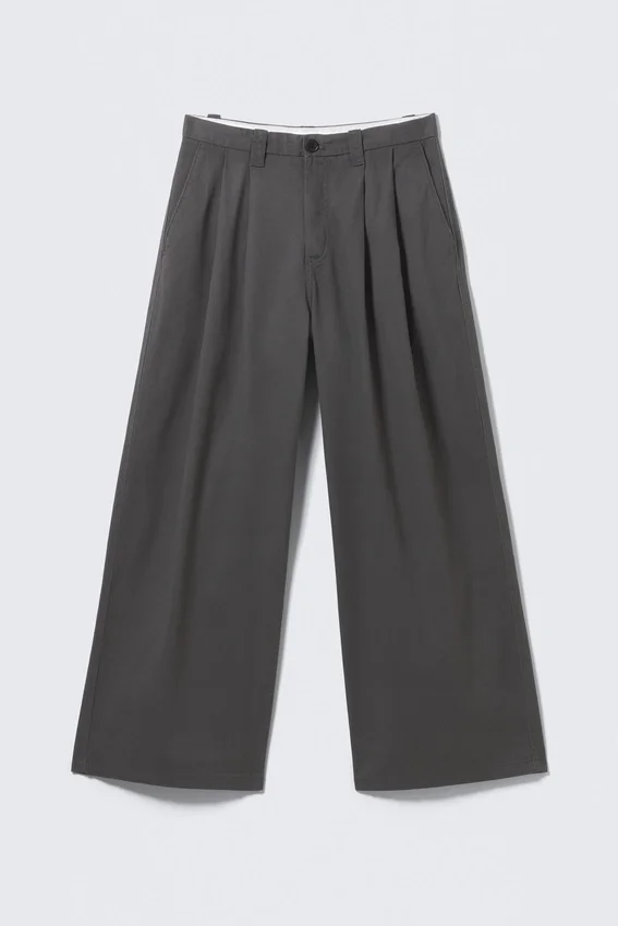 Pantalones chinos holgados de sarga plisada Otis – Gris oscuro Pantalones chinos holgados de sarga plisada Otis – Gris oscuro