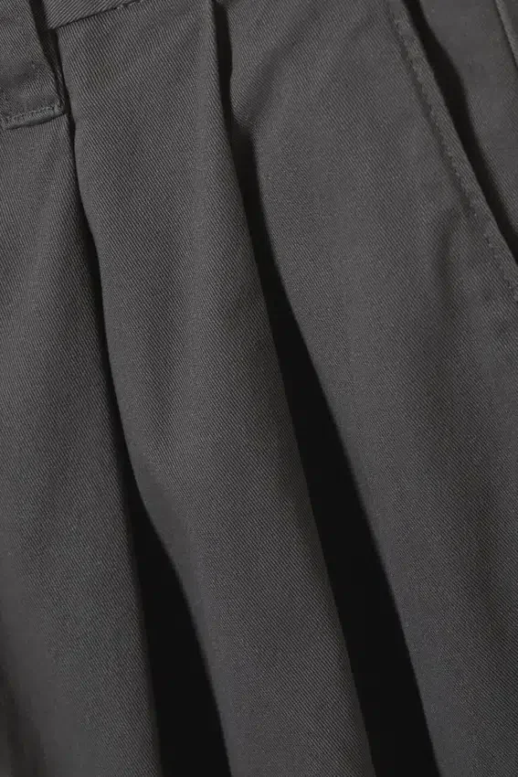 Pantalones chinos holgados de sarga plisada Otis – Gris oscuro Pantalones chinos holgados de sarga plisada Otis – Gris oscuro