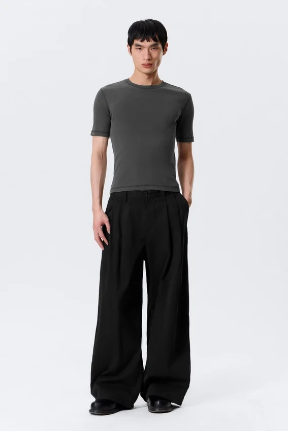 Pantalones chinos holgados de sarga plisada Otis – Negro Pantalones chinos holgados de sarga plisada Otis – Negro