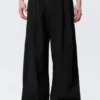 Pantalones chinos holgados de sarga plisada Otis – Negro Pantalones chinos holgados de sarga plisada Otis – Negro
