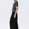 Pantalones chinos holgados de sarga plisada Otis – Negro Pantalones chinos holgados de sarga plisada Otis – Negro
