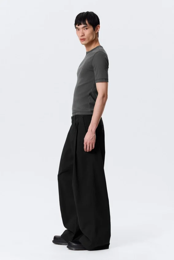 Pantalones chinos holgados de sarga plisada Otis – Negro Pantalones chinos holgados de sarga plisada Otis – Negro