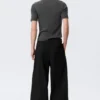Pantalones chinos holgados de sarga plisada Otis – Negro Pantalones chinos holgados de sarga plisada Otis – Negro