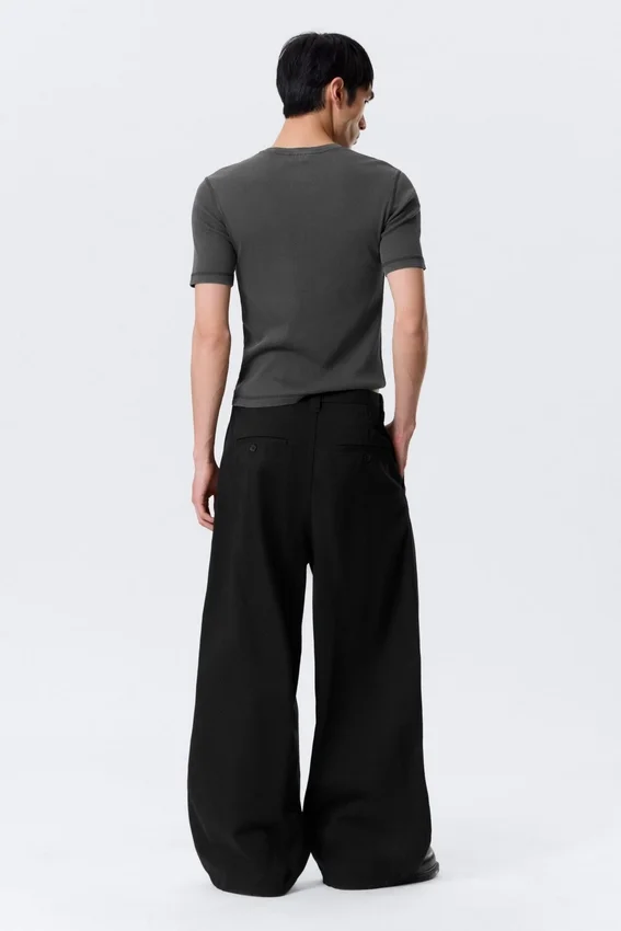 Pantalones chinos holgados de sarga plisada Otis – Negro Pantalones chinos holgados de sarga plisada Otis – Negro