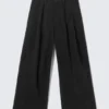 Pantalones chinos holgados de sarga plisada Otis – Negro Pantalones chinos holgados de sarga plisada Otis – Negro