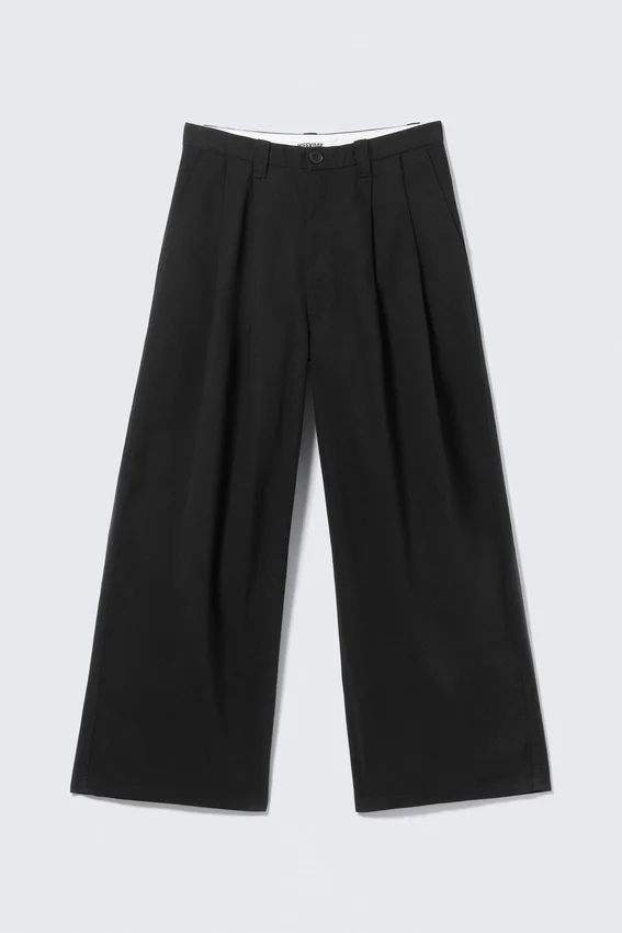 Pantalones chinos holgados de sarga plisada Otis – Negro Pantalones chinos holgados de sarga plisada Otis – Negro