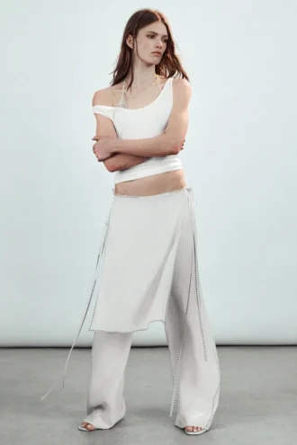 Pantalones con falda de talle medio y tachuelas – Blanco roto