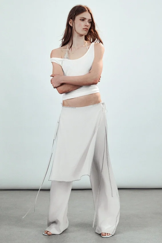 Pantalones con falda de talle medio y tachuelas – Blanco roto Pantalones con falda de talle medio y tachuelas – Blanco roto