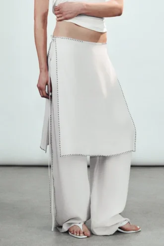 Pantalones con falda de talle medio y tachuelas – Blanco roto