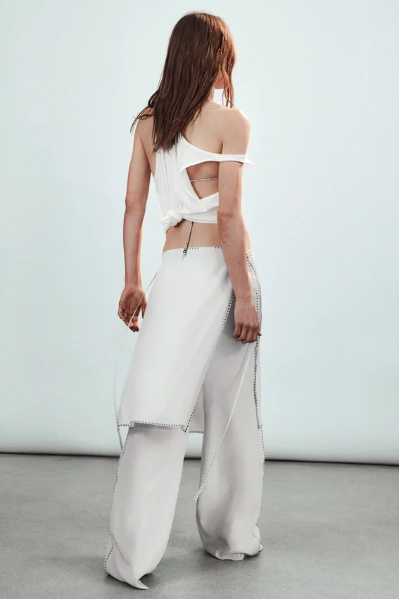Pantalones con falda de talle medio y tachuelas – Blanco roto Pantalones con falda de talle medio y tachuelas – Blanco roto