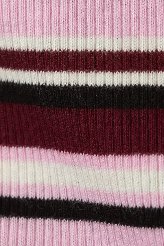 Pantalones cortos acanalados con volantes – Rayas rojo oscuro y rosa Pantalones cortos acanalados con volantes – Rayas rojo oscuro y rosa