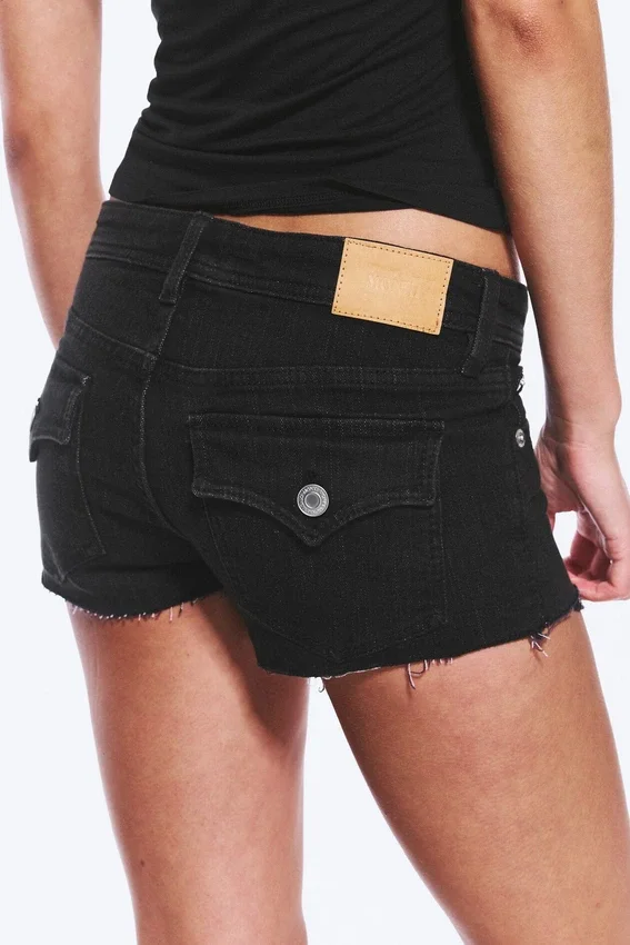 Pantalones cortos ajustados de denim de talle bajo – Negro tinta – Negro Pantalones cortos ajustados de denim de talle bajo – Negro tinta – Negro