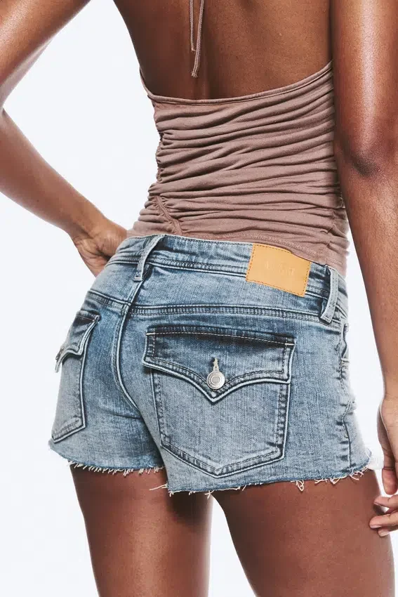 Pantalones cortos ajustados de vaquero de talle bajo – Azul fresco – Azul claro Pantalones cortos ajustados de vaquero de talle bajo – Azul fresco – Azul claro