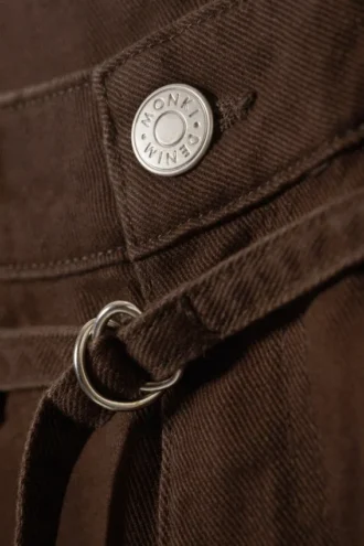 Pantalones cortos cargo de sarga de algodón de talle bajo – Marrón oscuro