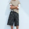 Pantalones cortos cargo holgados de talle medio y largo hasta la rodilla – Camuflaje azul marino Pantalones cortos cargo holgados de talle medio y largo hasta la rodilla – Camuflaje azul marino