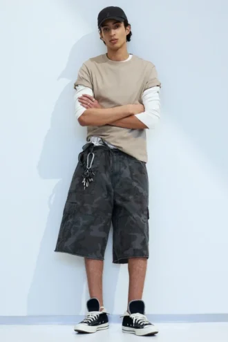 Pantalones cortos cargo holgados de talle medio y largo hasta la rodilla – Camuflaje azul marino