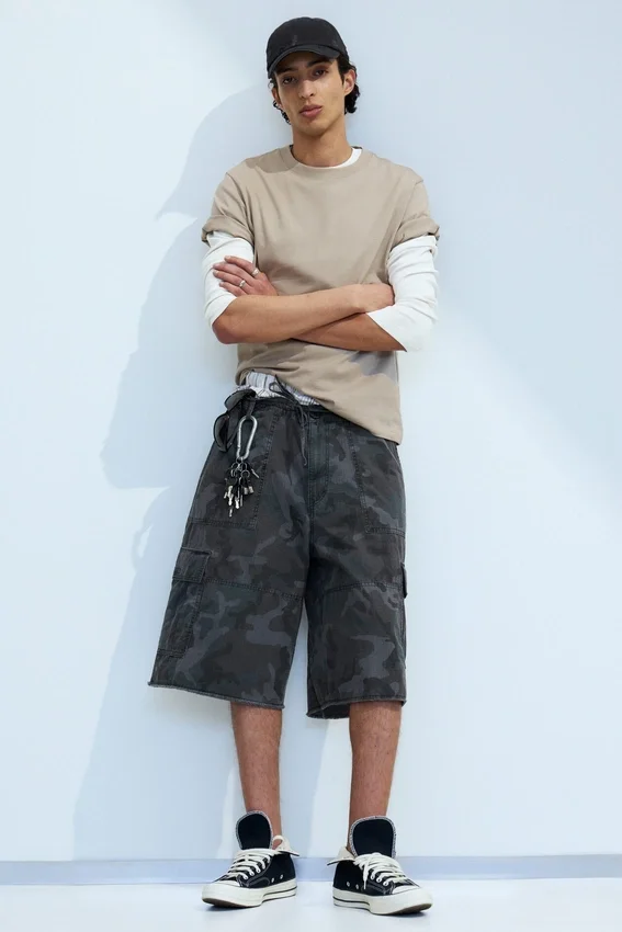 Pantalones cortos cargo holgados de talle medio y largo hasta la rodilla – Camuflaje azul marino Pantalones cortos cargo holgados de talle medio y largo hasta la rodilla – Camuflaje azul marino