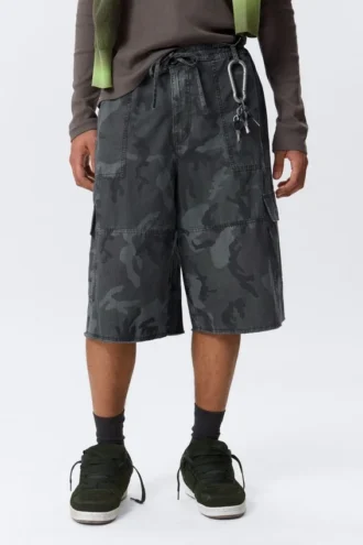 Pantalones cortos cargo holgados de talle medio y largo hasta la rodilla – Camuflaje azul marino
