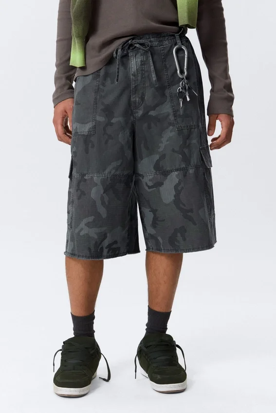 Pantalones cortos cargo holgados de talle medio y largo hasta la rodilla – Camuflaje azul marino Pantalones cortos cargo holgados de talle medio y largo hasta la rodilla – Camuflaje azul marino