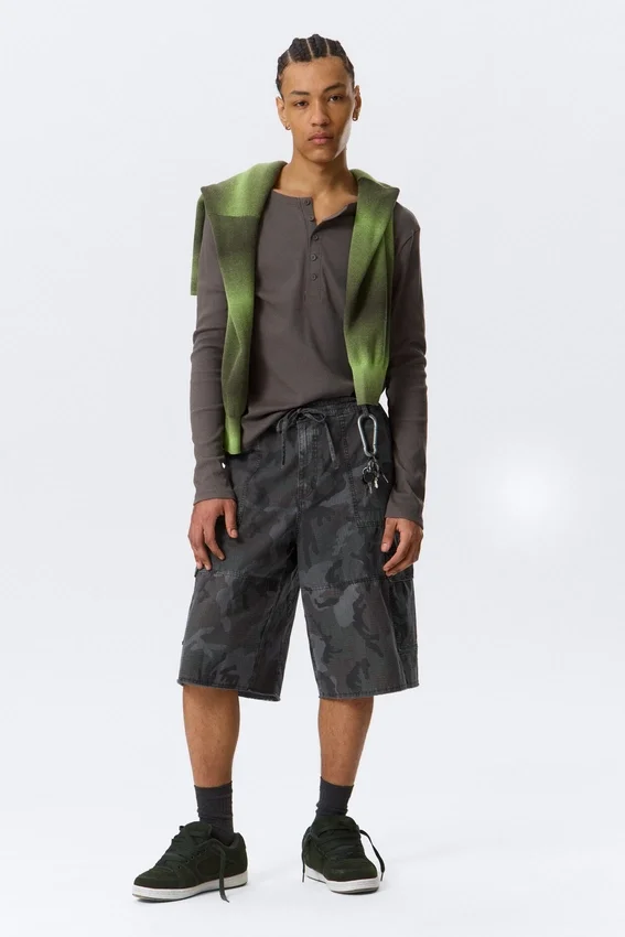 Pantalones cortos cargo holgados de talle medio y largo hasta la rodilla – Camuflaje azul marino Pantalones cortos cargo holgados de talle medio y largo hasta la rodilla – Camuflaje azul marino