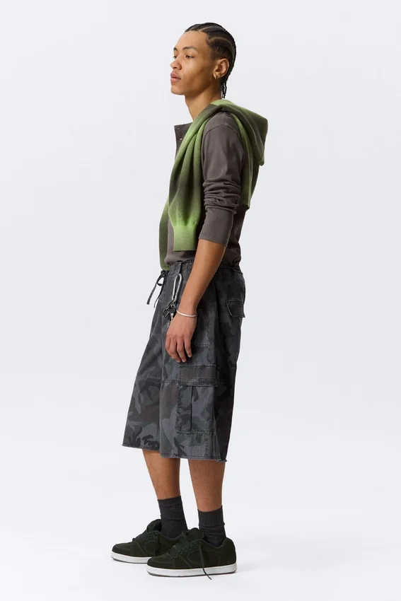 Pantalones cortos cargo holgados de talle medio y largo hasta la rodilla – Camuflaje azul marino Pantalones cortos cargo holgados de talle medio y largo hasta la rodilla – Camuflaje azul marino
