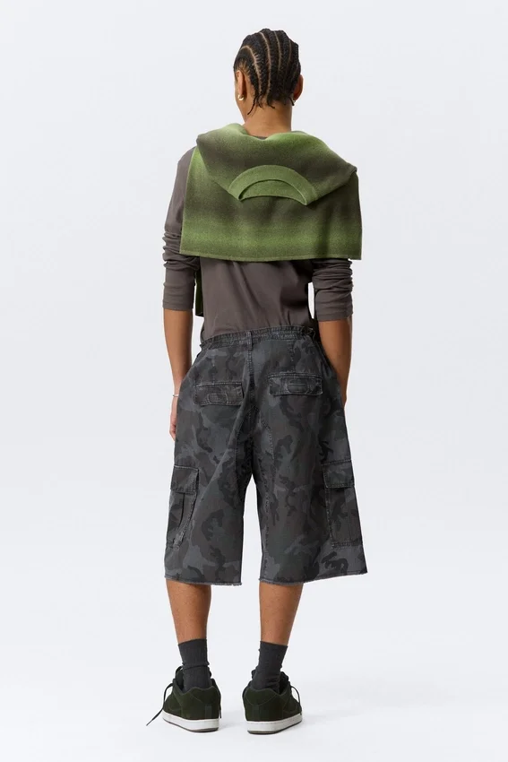 Pantalones cortos cargo holgados de talle medio y largo hasta la rodilla – Camuflaje azul marino Pantalones cortos cargo holgados de talle medio y largo hasta la rodilla – Camuflaje azul marino