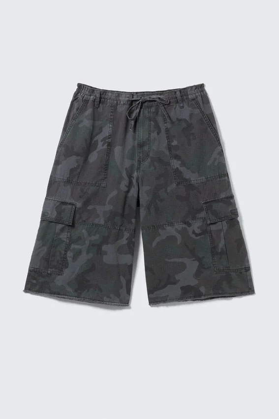 Pantalones cortos cargo holgados de talle medio y largo hasta la rodilla – Camuflaje azul marino Pantalones cortos cargo holgados de talle medio y largo hasta la rodilla – Camuflaje azul marino