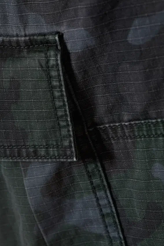 Pantalones cortos cargo holgados de talle medio y largo hasta la rodilla – Camuflaje azul marino Pantalones cortos cargo holgados de talle medio y largo hasta la rodilla – Camuflaje azul marino