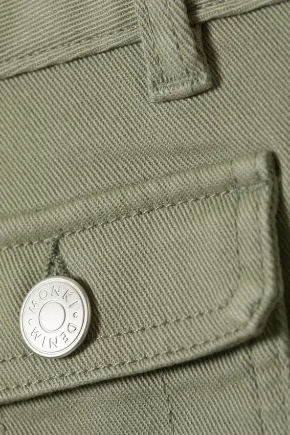 Pantalones cortos con bolsillos utilitarios – Verde caqui claro Pantalones cortos con bolsillos utilitarios – Verde caqui claro