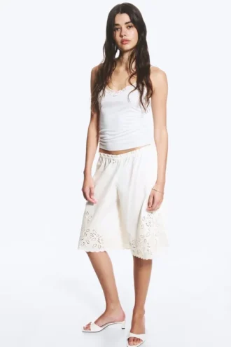 Pantalones cortos de algodón bordados hasta la rodilla – Blanco