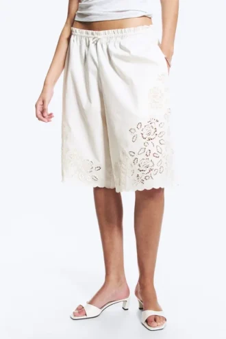 Pantalones cortos de algodón bordados hasta la rodilla – Blanco