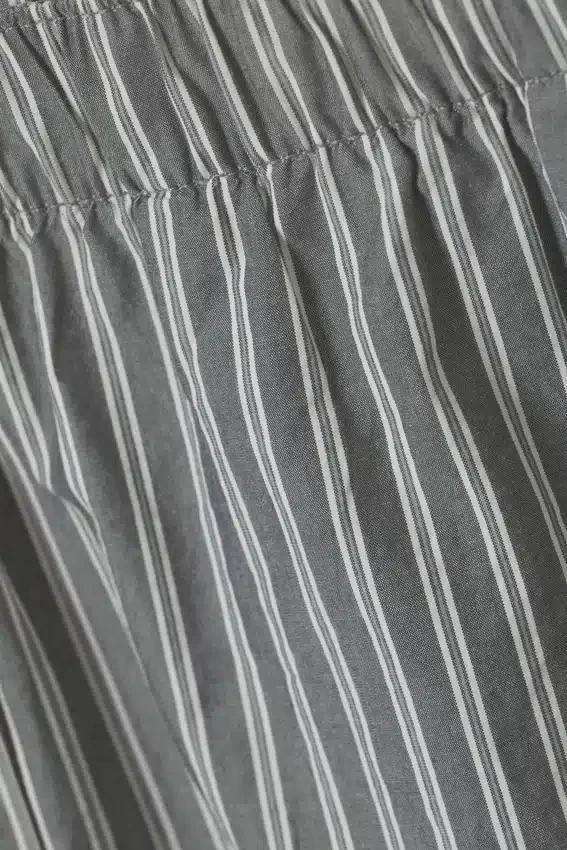 Pantalones cortos de algodón tipo bóxer holgados – Rayas gris oscuro Pantalones cortos de algodón tipo bóxer holgados – Rayas gris oscuro