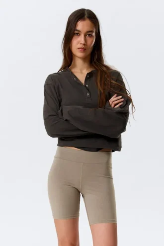 Pantalones cortos de ciclista ajustados de talle medio – Greige