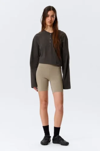 Pantalones cortos de ciclista ajustados de talle medio – Greige