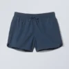 Pantalones cortos de corte estructurado hasta la mitad del muslo – Azul oscuro Pantalones cortos de corte estructurado hasta la mitad del muslo – Azul oscuro